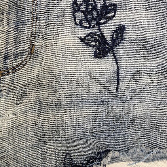 Guess Los Angeles Shorts Womens 26 Cutoff Denim Rose Embroidered - Picture 5 of 7